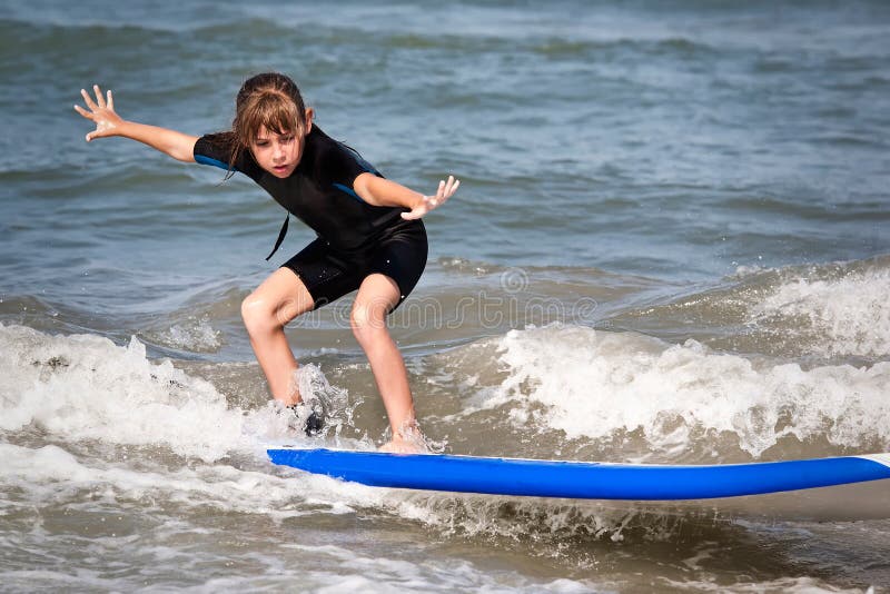 κορίτσι surfer στοκ φωτογραφίες κορίτσι surfer στοκ φωτογραφίες