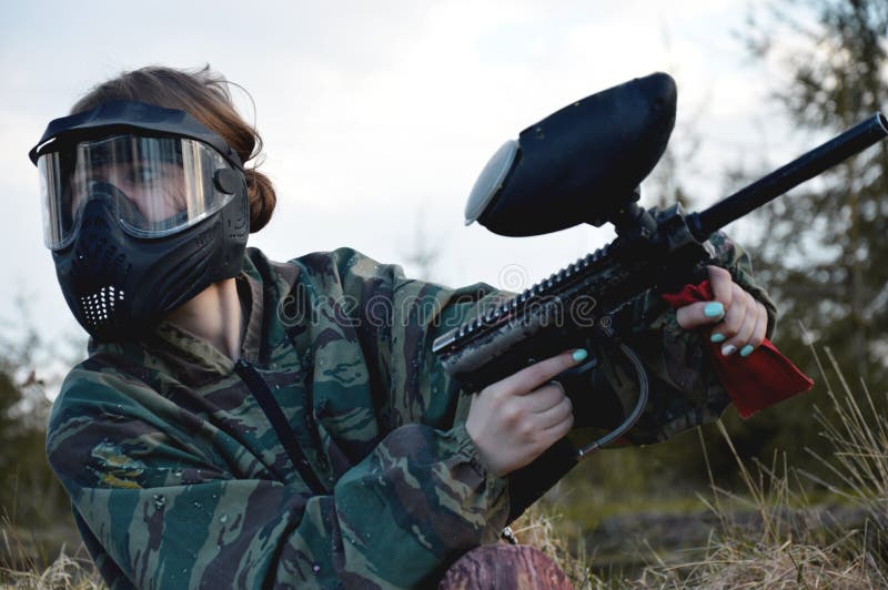 Κορίτσι αθλητικών φορέων Paintball στην προστατευτική κάλυψη ομοιόμορφη και τη μάσκα στοκ φωτογραφίες Κορίτσι αθλητικών φορέων Paintball στην προστατευτική κάλυψη ομοιόμορφη και τη μάσκα στοκ φωτογραφίες
