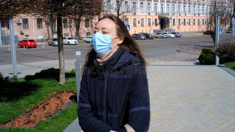 κορίτσι βάζει μάσκα στο δρόμο απόθεμα βίντεο