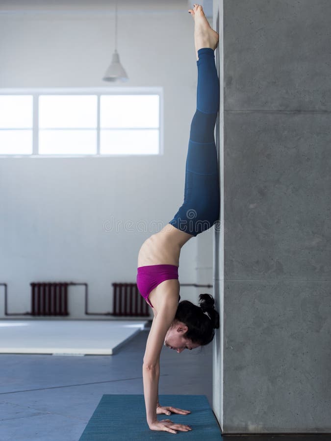 Κορίτσι γιόγκας που κάνει handstand με την άσκηση backbend στη γυμναστική στοκ φωτογραφία Κορίτσι γιόγκας που κάνει handstand με την άσκηση backbend στη γυμναστική στοκ φωτογραφία