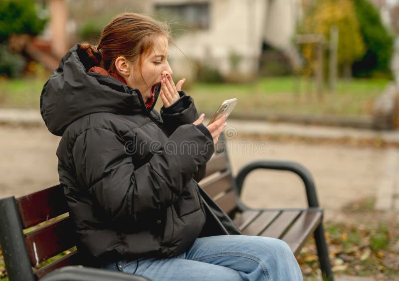 Κορίτσι Γκρινιάζει Ενώ Κάθεται Με Smartphone στοκ φωτογραφίες με δικαίωμα ελεύθερης χρήσης