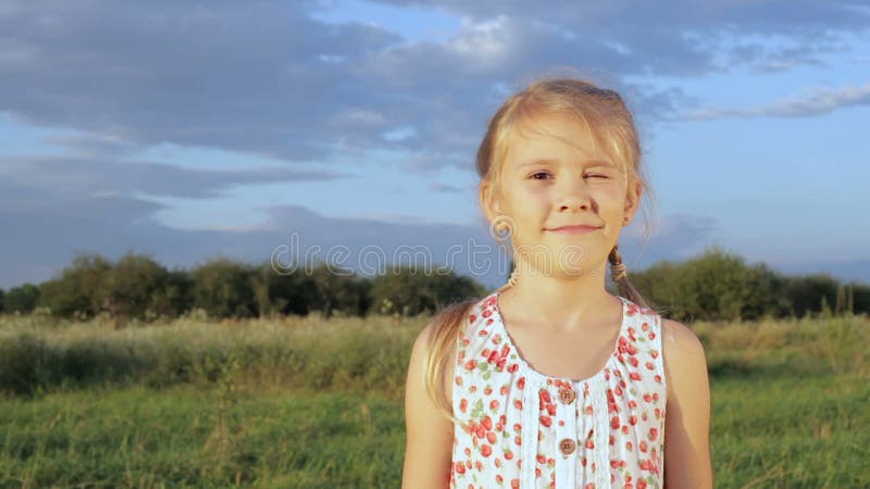 κορίτσι ευτυχές λίγο πο&rh απόθεμα βίντεο