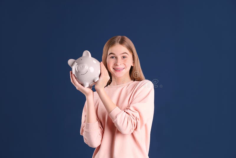 Κορίτσι εφήβων με τη piggy τράπεζα στοκ εικόνες Κορίτσι εφήβων με τη piggy τράπεζα στοκ εικόνες