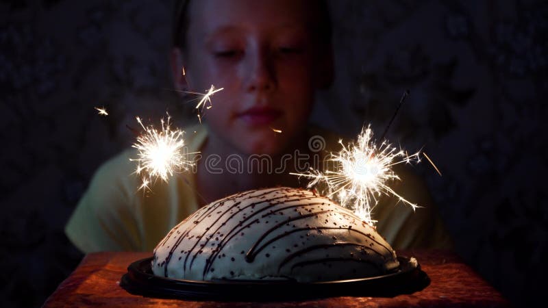 Κορίτσι και κέικ με τα πυροτεχνήματα