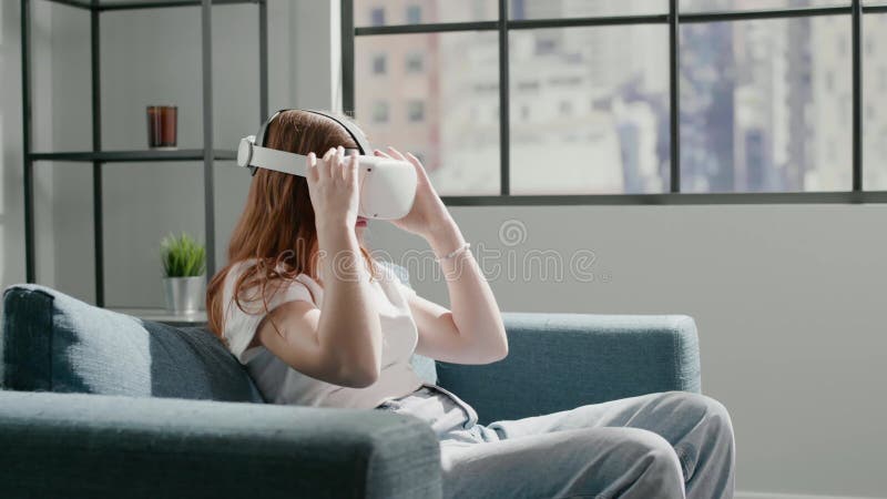 κορίτσι κλείνει και ανοίγει τα γυαλιά παλάμης διορθώνει την εικονική πραγματικότητα