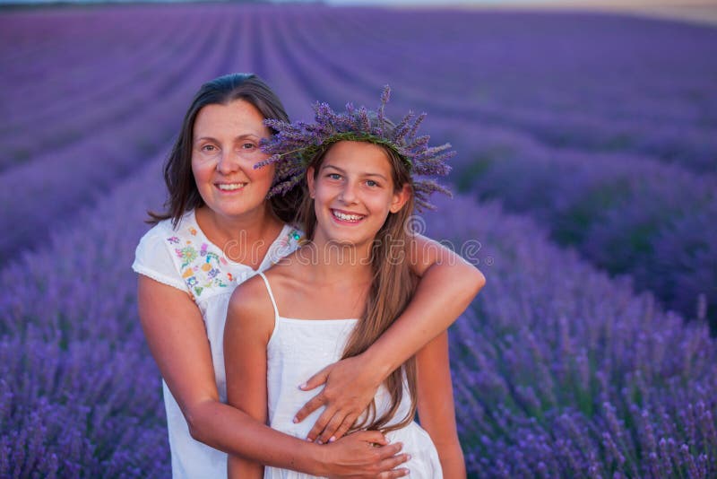 Κορίτσι με τη μητέρα της lavender στο θερινό τομέα στοκ εικόνα Κορίτσι με τη μητέρα της lavender στο θερινό τομέα στοκ εικόνα
