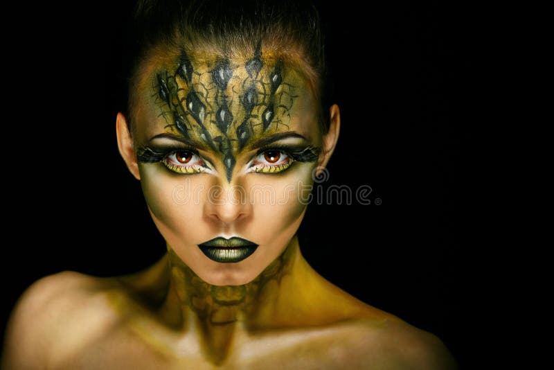Κορίτσι με τον ασυνήθιστο κροκόδειλο makeup στοκ φωτογραφίες με δικαίωμα ελεύθερης χρήσης Κορίτσι με τον ασυνήθιστο κροκόδειλο makeup στοκ φωτογραφίες με δικαίωμα ελεύθερης χρήσης