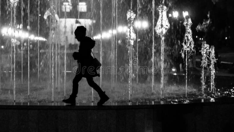 Κορίτσι μικρών παιδιών που περπατά τα σύνορα πηγών Τυποποιημένος ως γραπτή σκιαγραφία στοκ εικόνα Κορίτσι μικρών παιδιών που περπατά τα σύνορα πηγών Τυποποιημένος ως γραπτή σκιαγραφία στοκ εικόνα