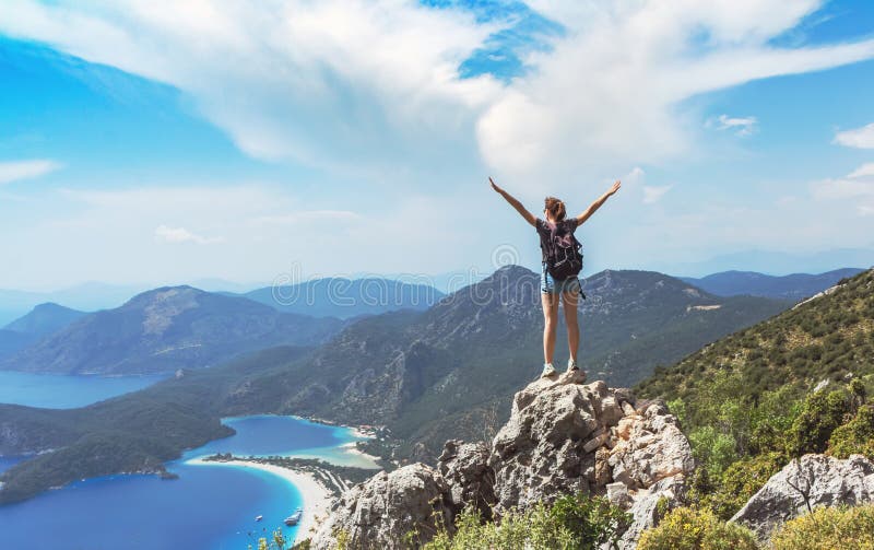 Κορίτσι οδοιπόρων στην κορυφή βουνών, Ñ oncept της ελευθερίας, νίκη, ενεργός τρόπος ζωής, Oludeniz, Τουρκία στοκ εικόνα με δικαίωμα ελεύθερης χρήσης