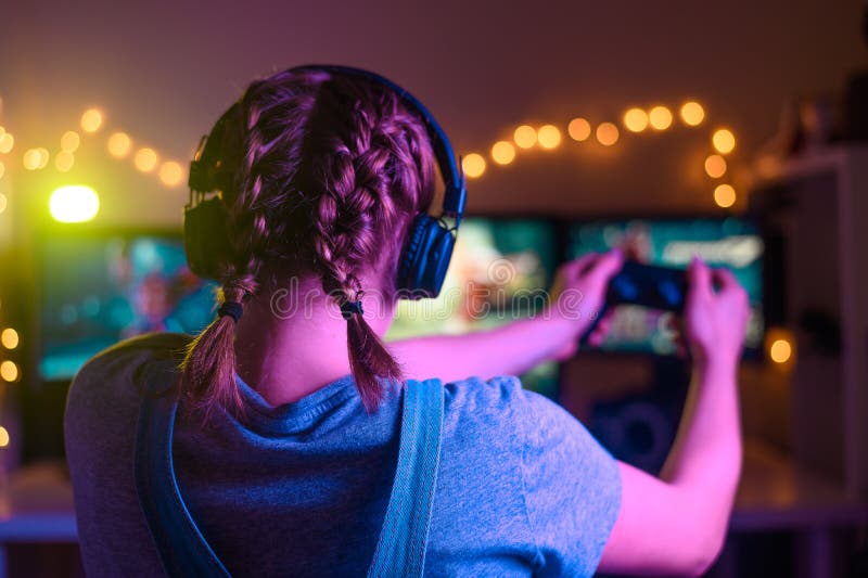 Κορίτσι παίκτη με joystick σε κονσόλα ή υπολογιστή χρησιμοποιώντας πληκτρολόγιο, ελεγκτή, joystick Στο πλαίσιο των τριών στοκ φωτογραφίες Κορίτσι παίκτη με joystick σε κονσόλα ή υπολογιστή χρησιμοποιώντας πληκτρολόγιο, ελεγκτή, joystick Στο πλαίσιο των τριών στοκ φωτογραφίες