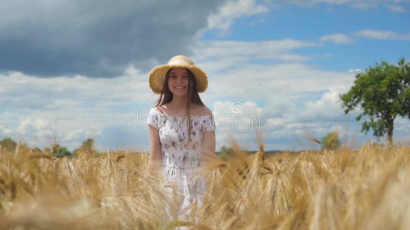 Κορίτσι που περπατάει στο γήπεδο Barley