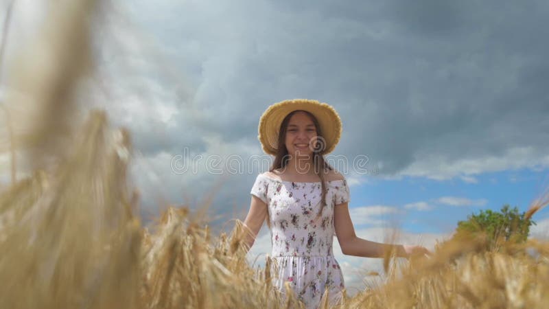 Κορίτσι που περπατάει στο γήπεδο Barley