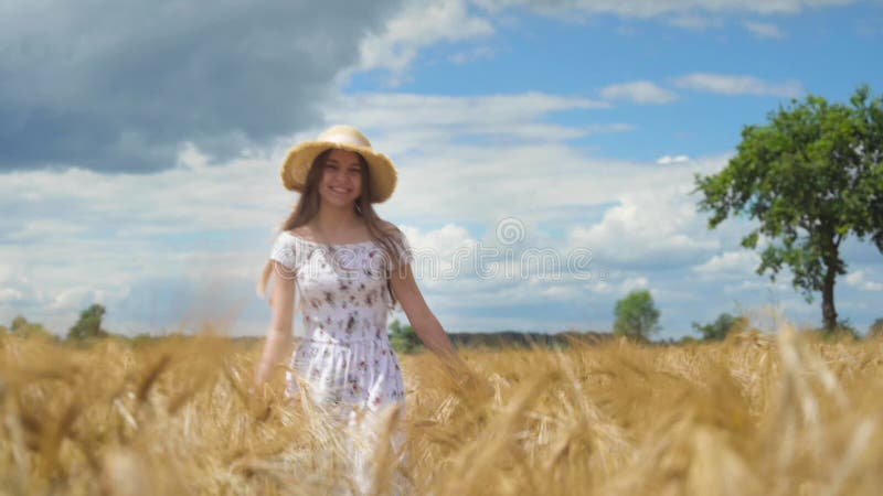 Κορίτσι που περπατάει στο γήπεδο Barley