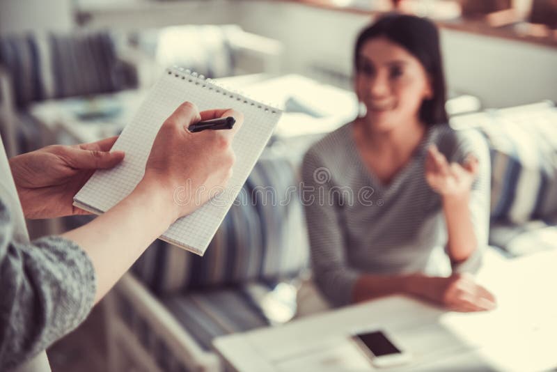 Κορίτσι στον καφέ στοκ φωτογραφία με δικαίωμα ελεύθερης χρήσης Κορίτσι στον καφέ στοκ φωτογραφία με δικαίωμα ελεύθερης χρήσης