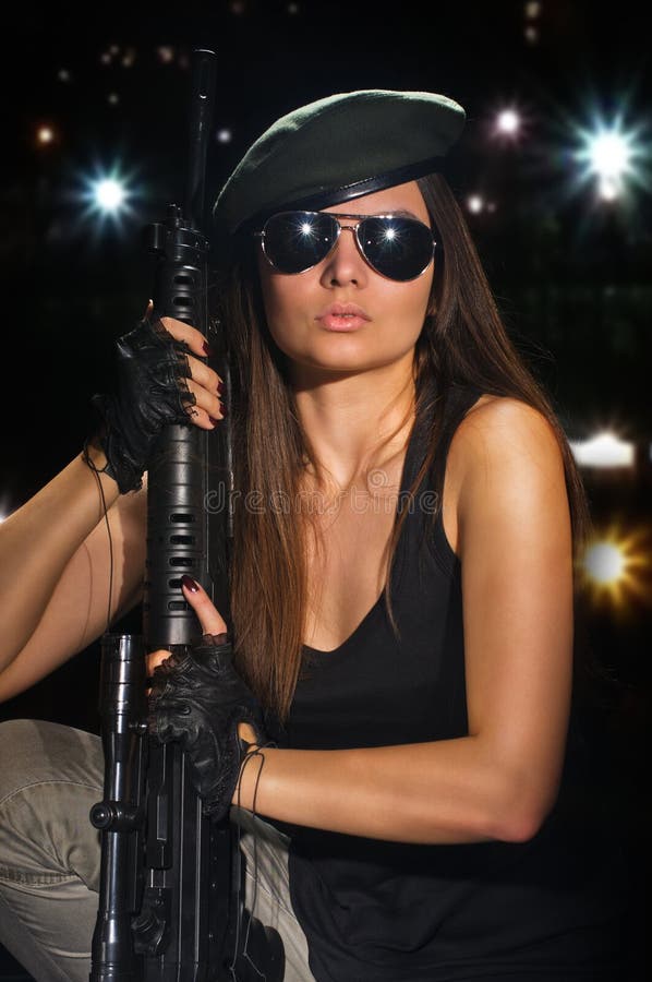 Κορίτσι στρατού στα γυαλιά στη νύχτα