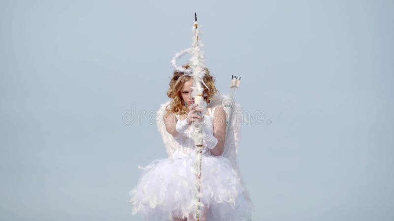 Κορίτσι χερουβείμ Cupid στην ημέρα βαλεντίνων Γοητευτικός το σγουρό μικρό κορίτσι στο άσπρα φόρεμα και τα φτερά - κορίτσι αγγέλου