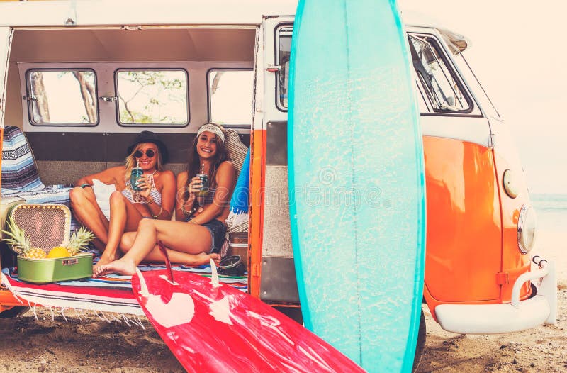 Κορίτσια Surfer τρόπου ζωής παραλιών στο εκλεκτής ποιότητας φορτηγό κυματωγών στοκ φωτογραφία με δικαίωμα ελεύθερης χρήσης