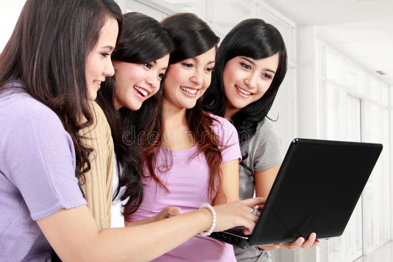 Κορίτσια με το lap-top στοκ εικόνες με δικαίωμα ελεύθερης χρήσης Κορίτσια με το lap-top στοκ εικόνες με δικαίωμα ελεύθερης χρήσης