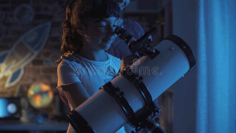 κορίτσια που βλέπουν αστέρια με τηλεσκόπιο και χαμογελάνε