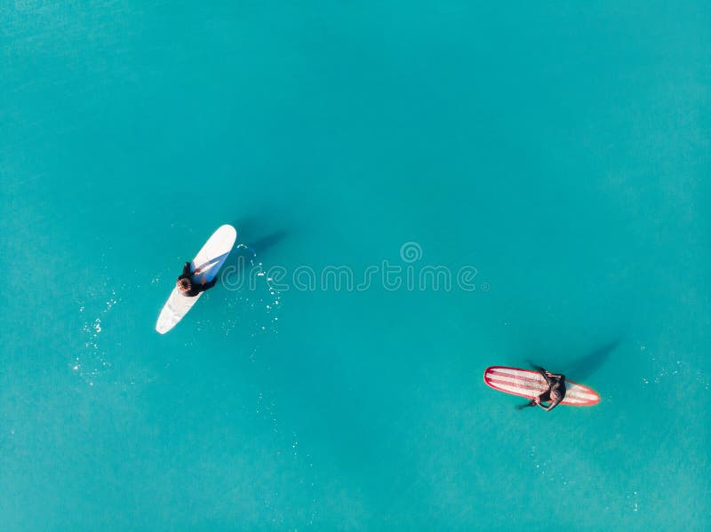 Κορυφή Surfer του κύματος στο ωκεάνιο, τοπ aeria άποψης στοκ εικόνες με δικαίωμα ελεύθερης χρήσης