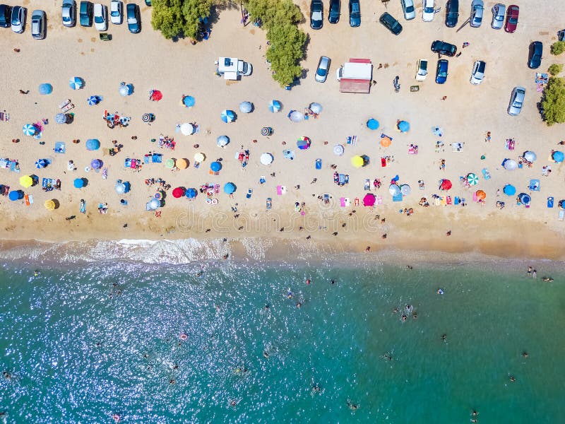 Κορυφή κάτω από την άποψη μιας πολύ συσσωρευμένης παραλίας στην Αθήνα, Ελλάδα στοκ φωτογραφία Κορυφή κάτω από την άποψη μιας πολύ συσσωρευμένης παραλίας στην Αθήνα, Ελλάδα στοκ φωτογραφία