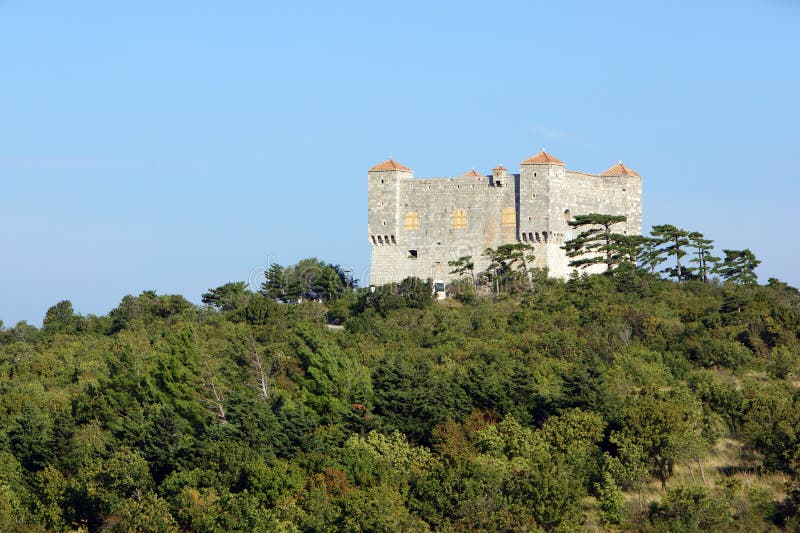 Κάστρο στην κορυφή του λόφου στοκ εικόνα