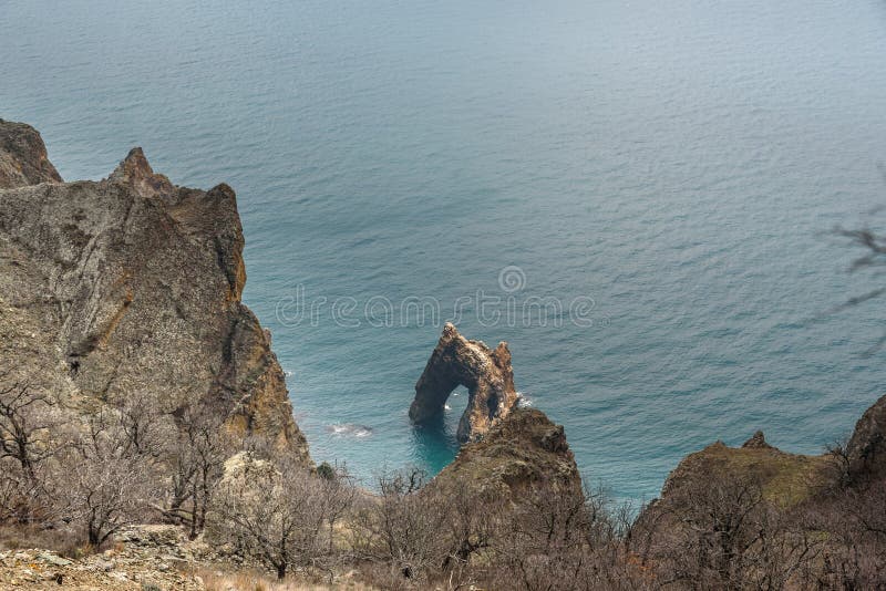 κορυφή όψη της χρυσής πύλης ροκ στη μαύρη θάλασσα. απόθεμα karadag την άνοιξη. κριμαία στοκ εικόνες