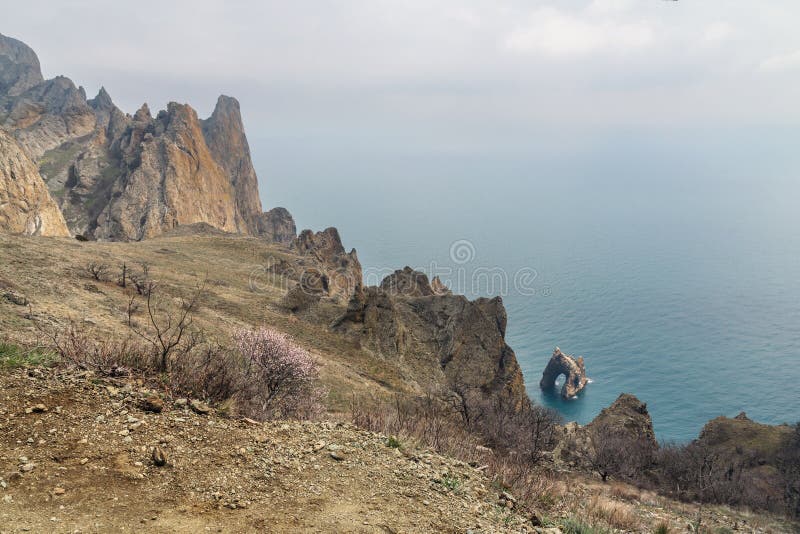κορυφή όψη της χρυσής πύλης ροκ στη μαύρη θάλασσα. απόθεμα karadag την άνοιξη. κριμαία στοκ φωτογραφία με δικαίωμα ελεύθερης χρήσης