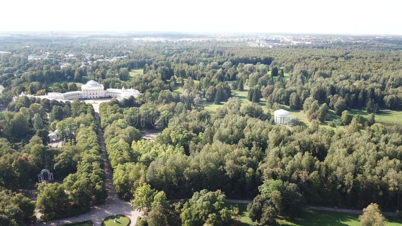 Κορυφαία θέα από το drone στο παλάτι Πάβλοβσκ, 18 αιώνας, ρωσικός αυτοκρατορικός ναός κατοικίας Φιλία το περίπτερο ροτούντα