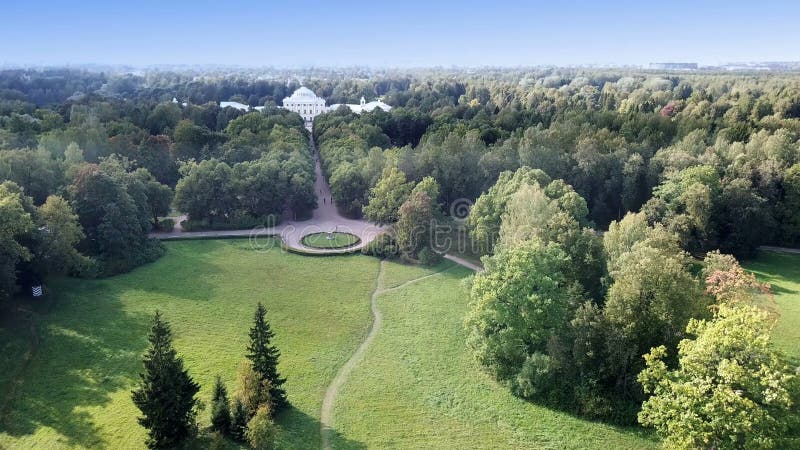 Κορυφαία θέα από το drone στο παλάτι Πάβλοβσκ, 18 αιώνας, ρωσικός αυτοκρατορικός ναός κατοικίας Φιλία το περίπτερο ροτούντα