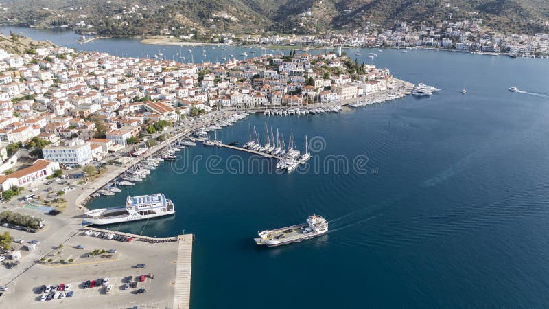 κορυφαία θέα του θαλάσσιου λιμανιού της νήσου πόρο αιγαίο. στοκ εικόνα