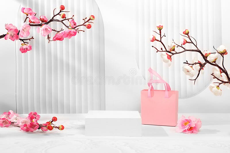 Κορυφαίο κομψό βάθρο με ανθεκτικό sakura και δώρο κουτί γαμήλια ιδέα μητέρες ημέρα γενέθλια πωλήσεις στοκ φωτογραφία