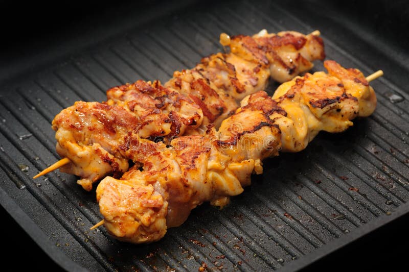 Κοτόπουλο shish kebab στα οβελίδια στοκ φωτογραφίες Κοτόπουλο shish kebab στα οβελίδια στοκ φωτογραφίες