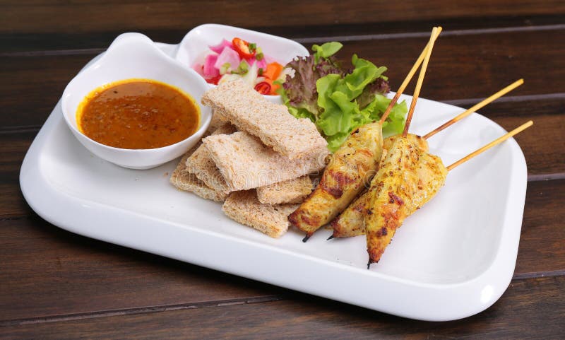 Κοτόπουλο Satay, Sate Ayam με τη σάλτσα φυστικιών και το ψωμί, ασιατικό SK στοκ φωτογραφία με δικαίωμα ελεύθερης χρήσης Κοτόπουλο Satay, Sate Ayam με τη σάλτσα φυστικιών και το ψωμί, ασιατικό SK στοκ φωτογραφία με δικαίωμα ελεύθερης χρήσης