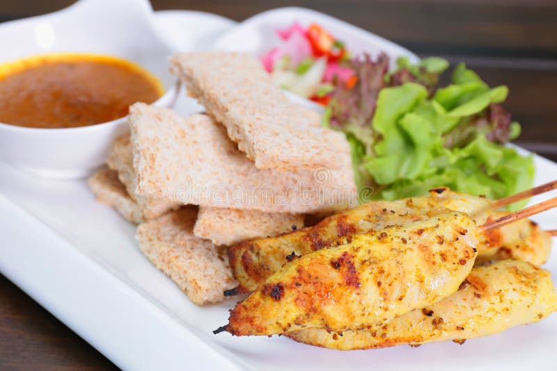 Κοτόπουλο Satay, Sate Ayam με τη σάλτσα φυστικιών και το ψωμί, ασιατικό ske στοκ φωτογραφίες με δικαίωμα ελεύθερης χρήσης Κοτόπουλο Satay, Sate Ayam με τη σάλτσα φυστικιών και το ψωμί, ασιατικό ske στοκ φωτογραφίες με δικαίωμα ελεύθερης χρήσης