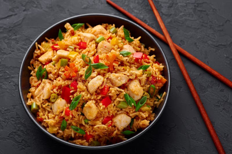 Κοτόπουλο Schezwan Fried Rice σε μαύρο μπολ σε σκούρο φόντο σχιστόλιθου πιάτο μαγειρικής ινδο-κινέζικα στοκ φωτογραφίες με δικαίωμα ελεύθερης χρήσης