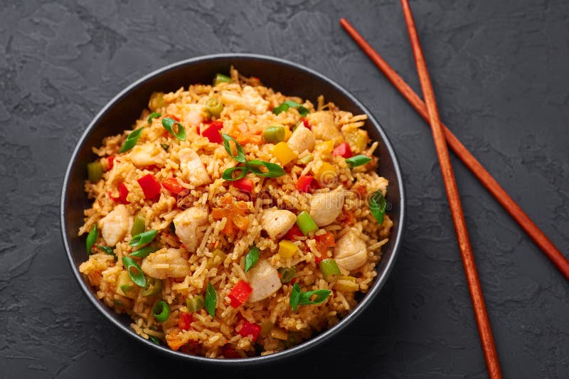 Κοτόπουλο Schezwan Fried Rice σε μαύρο μπολ σε σκούρο φόντο σχιστόλιθου πιάτο μαγειρικής ινδο-κινέζικα στοκ εικόνες με δικαίωμα ελεύθερης χρήσης
