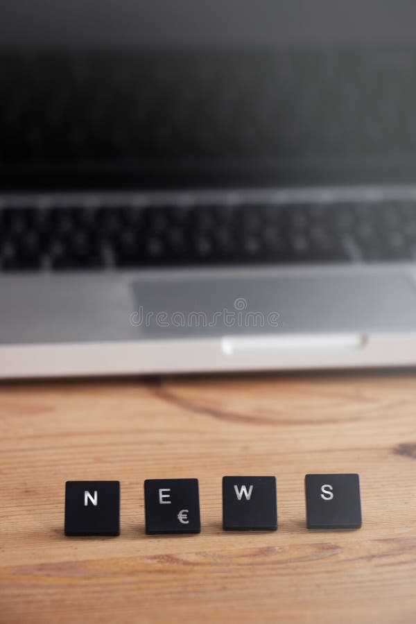 Κουμπί πληκτρολογίων ειδήσεων με το lap-top στοκ εικόνες Κουμπί πληκτρολογίων ειδήσεων με το lap-top στοκ εικόνες