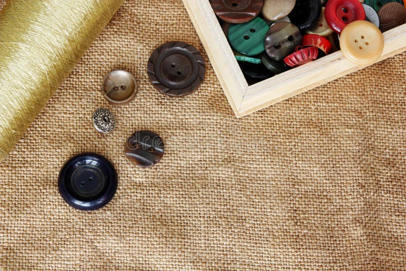 Κουμπιά και στροφίο του νήματος burlap στο υπόβαθρο στοκ φωτογραφία Κουμπιά και στροφίο του νήματος burlap στο υπόβαθρο στοκ φωτογραφία