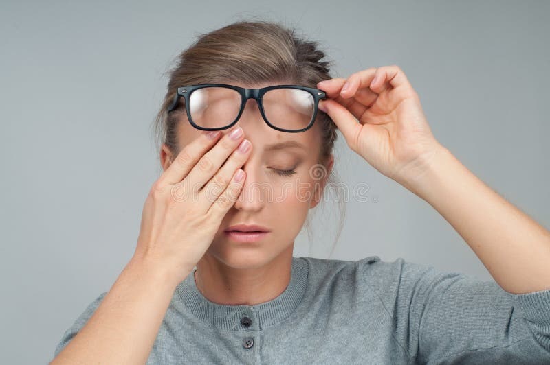 Κουρασμένη γυναίκα eyeglasses, που καλύπτουν τα μάτια με τα χέρια στοκ εικόνες Κουρασμένη γυναίκα eyeglasses, που καλύπτουν τα μάτια με τα χέρια στοκ εικόνες