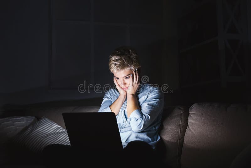 Κουρασμένη γυναίκα με το lap-top στο σκοτεινό διάστημα αντιγράφων Υπουργείων Εσωτερικών στοκ εικόνα με δικαίωμα ελεύθερης χρήσης Κουρασμένη γυναίκα με το lap-top στο σκοτεινό διάστημα αντιγράφων Υπουργείων Εσωτερικών στοκ εικόνα με δικαίωμα ελεύθερης χρήσης