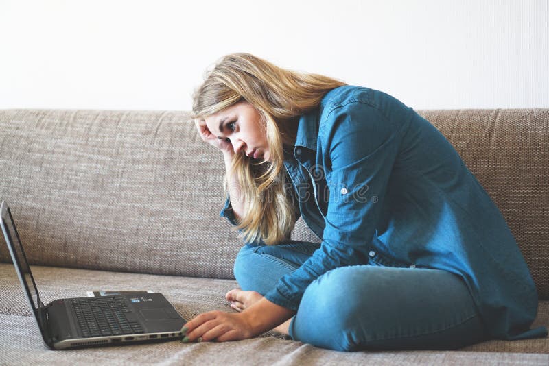 Κουρασμένη συνεδρίαση γυναικών με το lap-top, οκνηρός σπουδαστής που κάνει την εργασία στοκ εικόνα Κουρασμένη συνεδρίαση γυναικών με το lap-top, οκνηρός σπουδαστής που κάνει την εργασία στοκ εικόνα