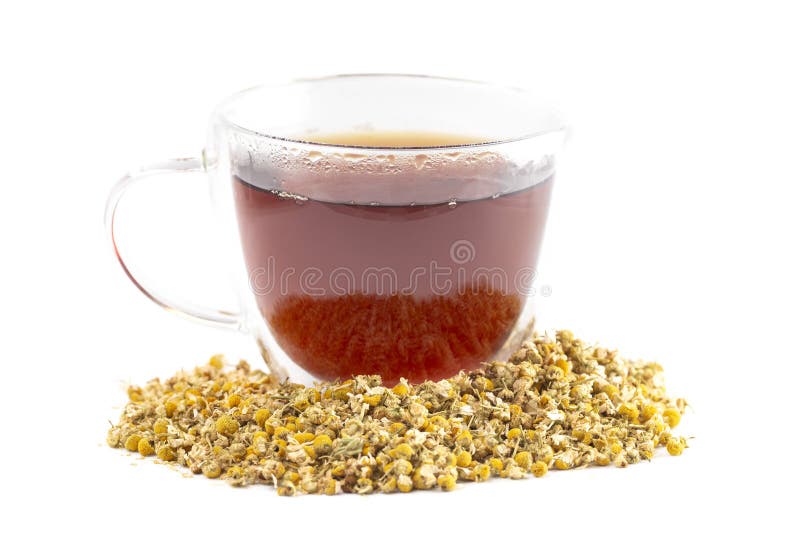 Κούπα του καυτού τσαγιού Chamomile με τα ξηρά λουλούδια Chamomile που απομονώνονται σε ένα άσπρο υπόβαθρο στοκ φωτογραφία Κούπα του καυτού τσαγιού Chamomile με τα ξηρά λουλούδια Chamomile που απομονώνονται σε ένα άσπρο υπόβαθρο στοκ φωτογραφία