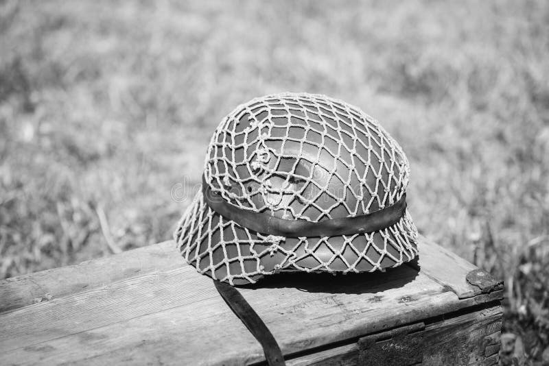 Κράνος μετάλλων του στρατιώτη πεζικού Wehrmacht, Ναζιστική Γερμανία του Δεύτερου Παγκόσμιου Πολέμου στο παλαιό ξύλινο κιβώτιο στοκ εικόνες