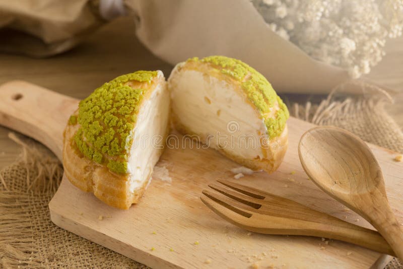 Κρέμα Choux στο πιάτο Η κρέμα ξεφυσά τη γεμισμένα βανίλια και το γάλα custar στοκ φωτογραφία με δικαίωμα ελεύθερης χρήσης Κρέμα Choux στο πιάτο Η κρέμα ξεφυσά τη γεμισμένα βανίλια και το γάλα custar στοκ φωτογραφία με δικαίωμα ελεύθερης χρήσης