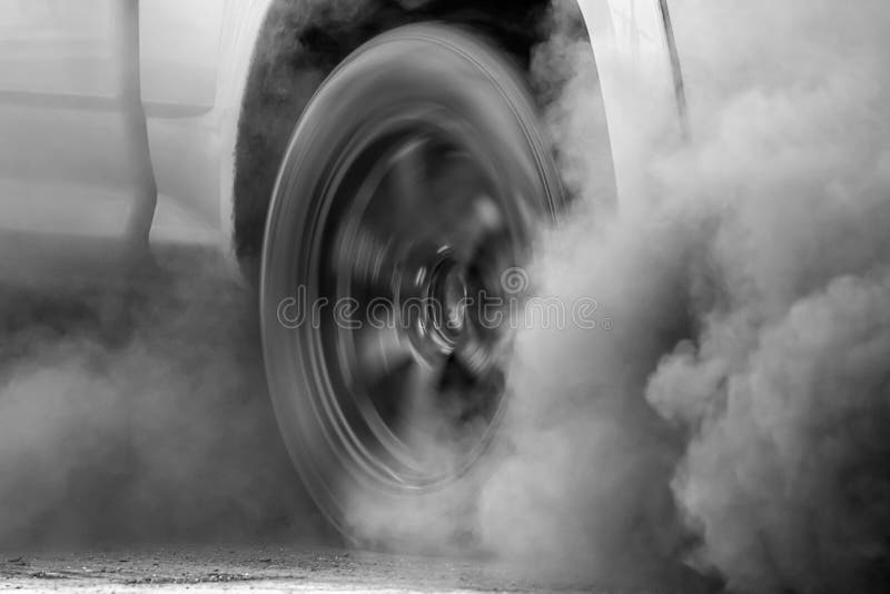 Κρίση ατμοσφαιρικής ρύπανσης στην πόλη από το σωλήνα εξάτμισης πετρελαιοκίνητων οχημάτων στοκ φωτογραφία με δικαίωμα ελεύθερης χρήσης Κρίση ατμοσφαιρικής ρύπανσης στην πόλη από το σωλήνα εξάτμισης πετρελαιοκίνητων οχημάτων στοκ φωτογραφία με δικαίωμα ελεύθερης χρήσης