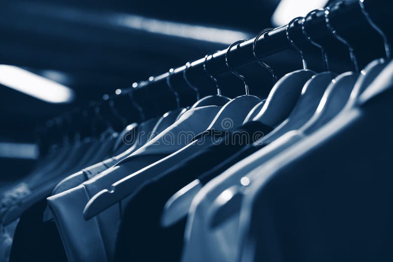 Κρεμάστρες ενδυμάτων στο κατάστημα μόδας Επιχειρησιακή έννοια ενδυμάτων στοκ εικόνα με δικαίωμα ελεύθερης χρήσης