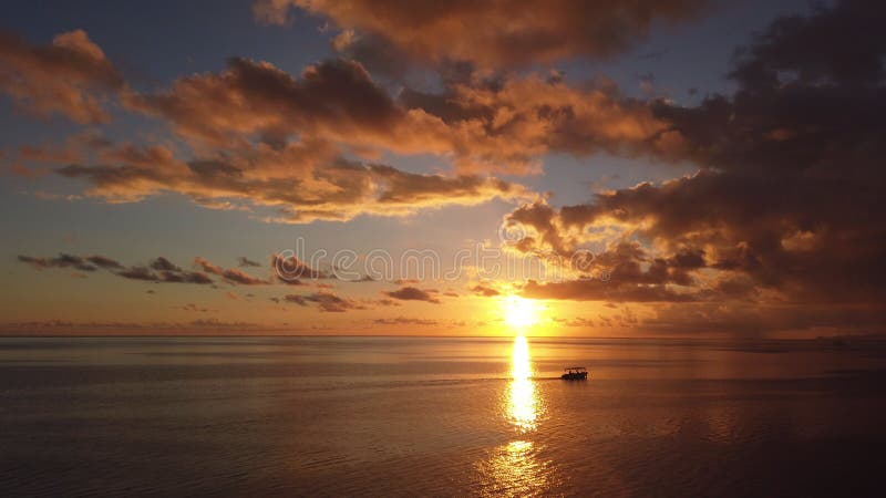 κρουαζιερόπλοιο επιβάτης βλέπει ηλιοβασίλεμα στη θάλασσα απολαμβάνοντας διακοπές