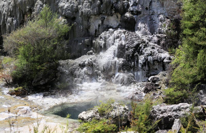 Κρυμμένη Korako γεωθερμική κοιλάδα Orakei: Άποψη σχετικά με τον καταρράκτη με το βράσιμο στον ατμό της καυτής σαφούς μπλε αλκαλικ στοκ φωτογραφίες με δικαίωμα ελεύθερης χρήσης Κρυμμένη Korako γεωθερμική κοιλάδα Orakei: Άποψη σχετικά με τον καταρράκτη με το βράσιμο στον ατμό της καυτής σαφούς μπλε αλκαλικ στοκ φωτογραφίες με δικαίωμα ελεύθερης χρήσης