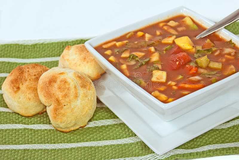 Κρύα σούπα gazpacho με τους ρόλους στοκ εικόνες Κρύα σούπα gazpacho με τους ρόλους στοκ εικόνες